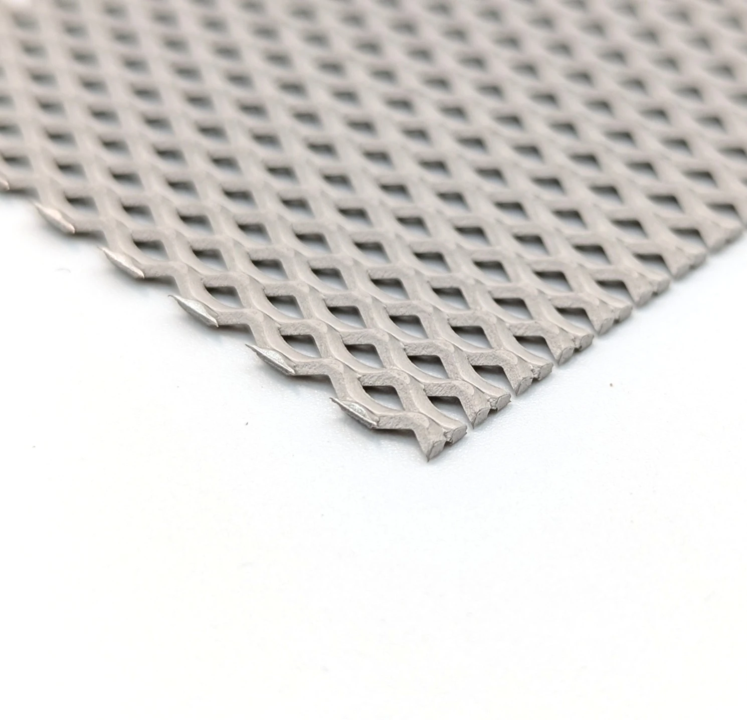 Platinum-coated titanium expanded mesh — view 1